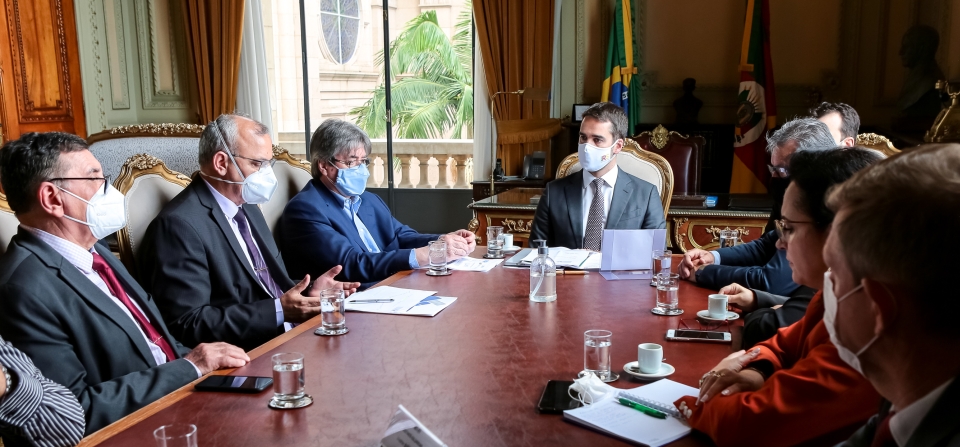 FEHOSUL se reúne com governador Eduardo Leite para tratar pendências em relação ao IPE Saúde