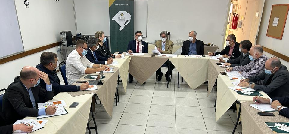 Grupo de hospitais com maior volume de atendimentos do IPE Saúde se reúne em Porto Alegre